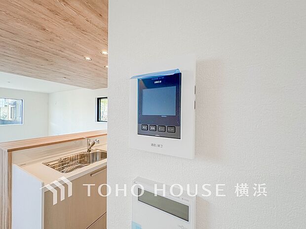 誰が来てもわかる様にモニター付きインターホンを設置。快適と安らぎを合わせた優しい設計。 