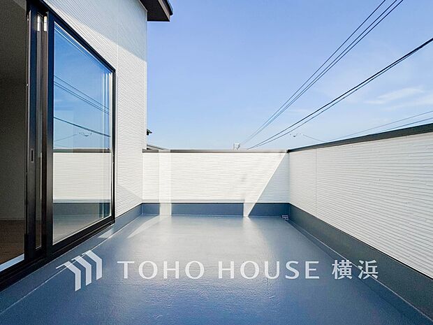 休日にまとめてお洗濯される方も安心のバルコニー。