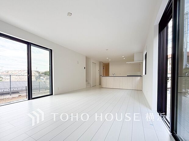 明るく開放的な空間が広がるLDK。室内には豊かな陽光が注ぎ込み、爽やかな住空間を演出。