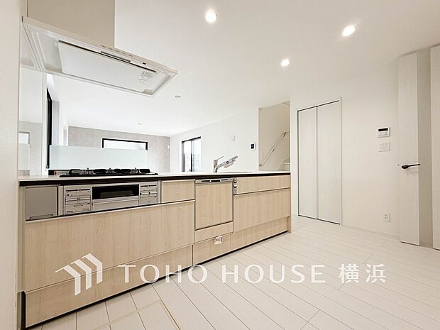 機能性とデザイン性を兼ね備えたシステムキッチン。リビングとの一体感も考慮され、美しい空間が実現。