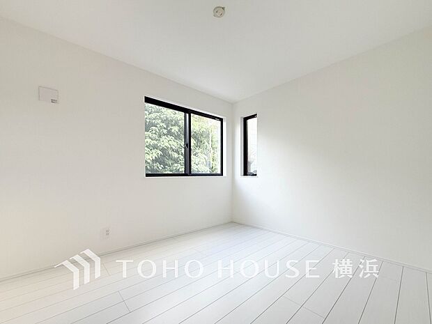 一日の疲れをいやしてくれる寝室。時を忘れて過ごす場所として過ごせるお部屋。