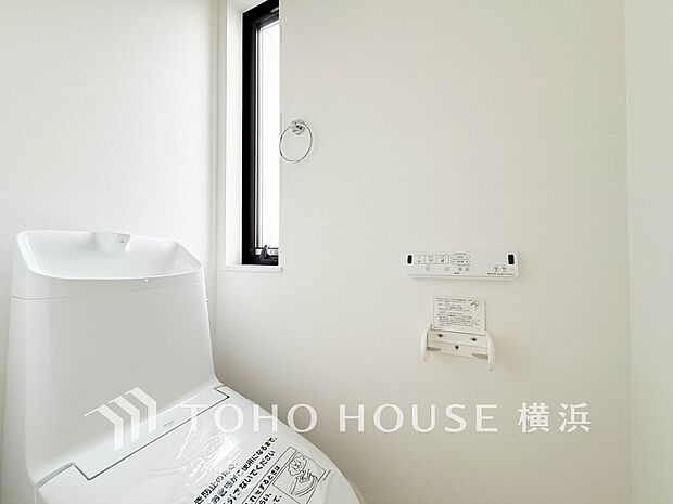 換気と明るさに配慮した、清潔感溢れるトイレ。落ち着いた空間で安らぎのひとときをお過ごしいただけます。