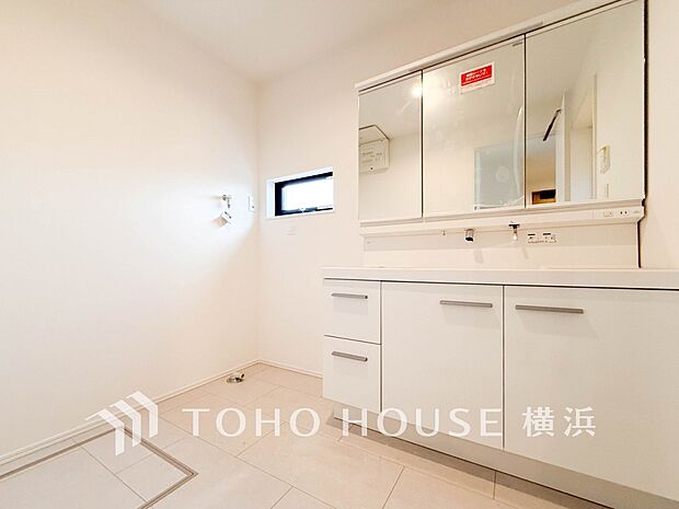 収納たっぷりの洗面台。毎朝身支度で活躍するスペースです。