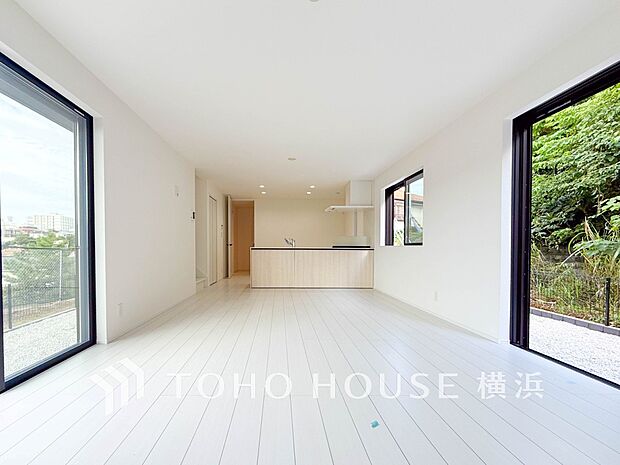 光と風があふれる開放的なリビングダイニングには自然と家族みんなが集まってきます。