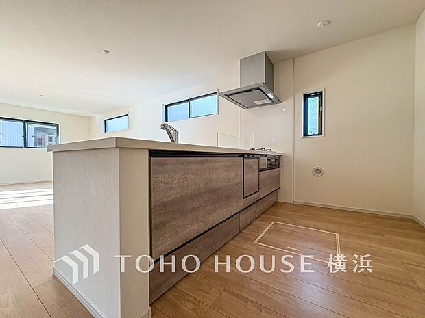 機能性とデザイン性を兼ね備えたシステムキッチン。リビングとの一体感も考慮され、美しい空間が実現。