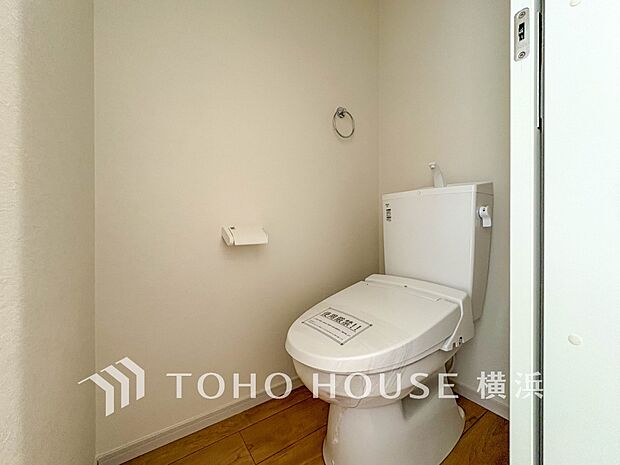 清潔感溢れるトイレ。落ち着いた空間で安らぎのひとときをお過ごしいただけます。