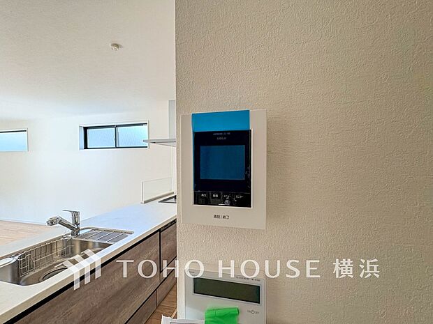 誰が来てもわかる様にモニター付きインターホンを設置。快適と安らぎを合わせた優しい設計。