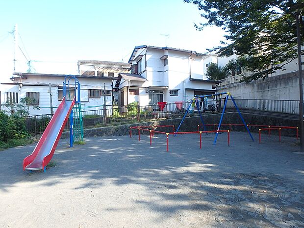 白幡仲町公園　200m　子ども用屋外プールが設置された公園で、夏季シーズンにオープンしています。 