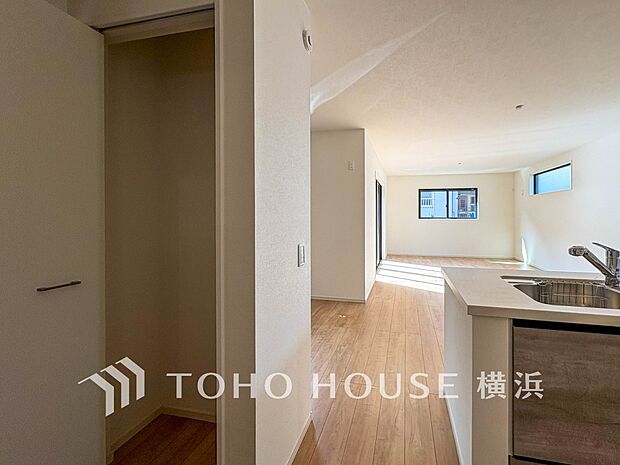 パントリーには缶詰や調味料などの食品類、かさばるペーパーやラップ類をまとめて収納できます。