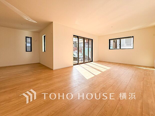 光と風があふれる開放的なリビングダイニングには自然と家族みんなが集まってきます。