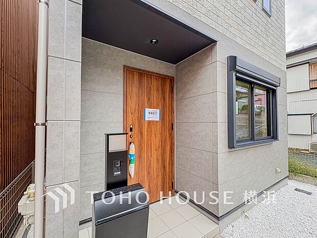 お住まいの顔となる玄関。住まう方のプライドを満たすクオリティを備えています。 