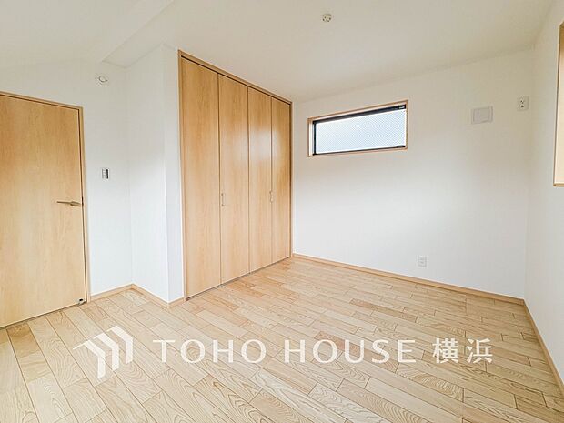 一日の疲れをいやしてくれる寝室。時を忘れて過ごす場所として過ごせるお部屋。