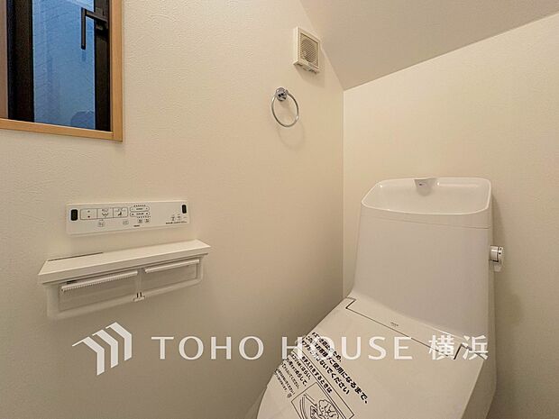 換気と明るさに配慮した、清潔感溢れるトイレ。落ち着いた空間で安らぎのひとときをお過ごしいただけます。