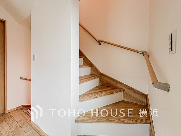 各フロアを結ぶ階段。集いの空間と一人の時間を楽しむプライベートルームをバランスよく繋いでいます。