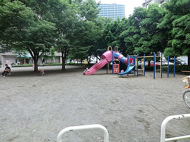 相模大野南口公園　1900m　駅からすぐの立地なので、区民だけでなく広いエリアの市民の方が訪れる公園です。 