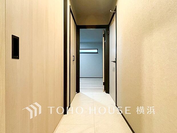 清潔感漂う廊下。各お部屋をつなぐ主要空間として美しく存在しています。