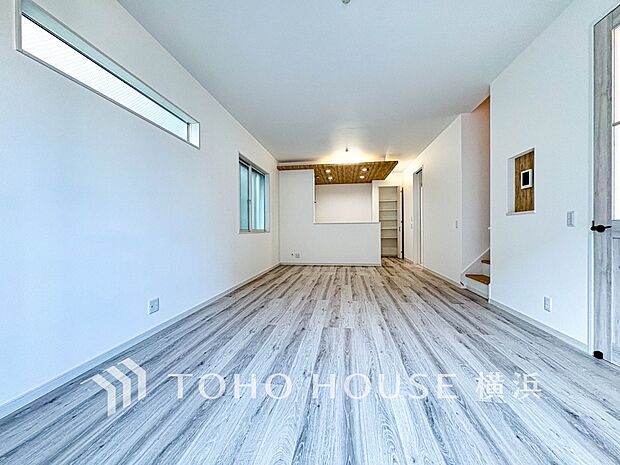 明るく開放的な空間が広がるLDK。室内には豊かな陽光が注ぎ込み、爽やかな住空間を演出。