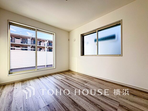 通風・採光にも優れ、心地よい光と風があふれています。プライベートな自分時間を快適に過ごせるお部屋。