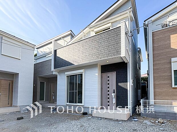 住む人を映し出す洗練された佇まいは、いつまでも輝き続けながらいつしか街の風景に溶け込んでいきます。