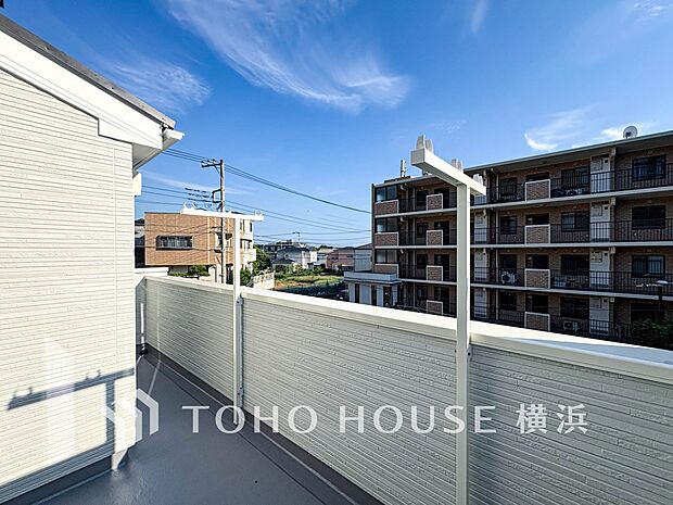 大空と眺望を心ゆくまで楽しめます。広々としたオープンエア空間が開放感あふれる毎日を演出。