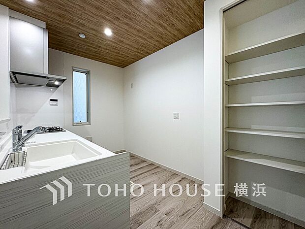 パントリーには缶詰や調味料などの食品類、かさばるペーパーやラップ類をまとめて収納できます。