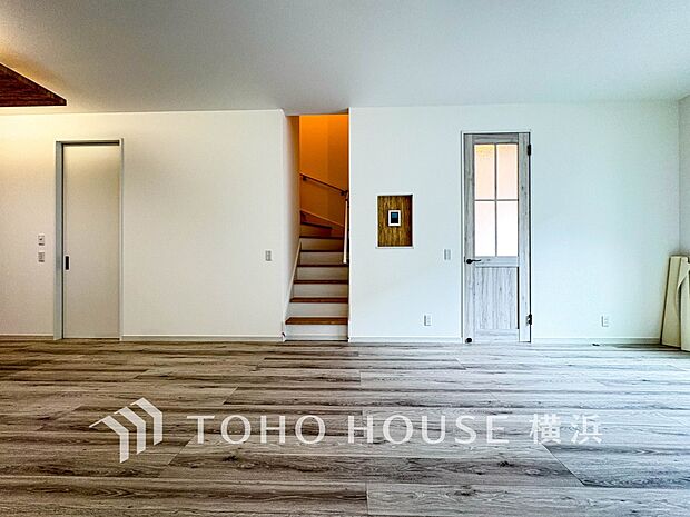 忙しい朝でも、しっかり家族が揃って食事をして頂けるゆとりある大きさのダイニングスペース。