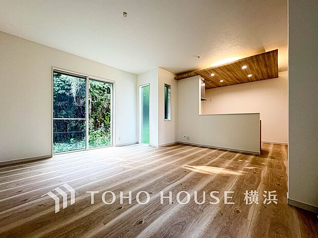 明るく開放的な空間が広がるLDK。室内には豊かな陽光が注ぎ込み、爽やかな住空間を演出。