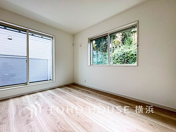 通風・採光にも優れ、心地よい光と風があふれています。プライベートな自分時間を快適に過ごせるお部屋。