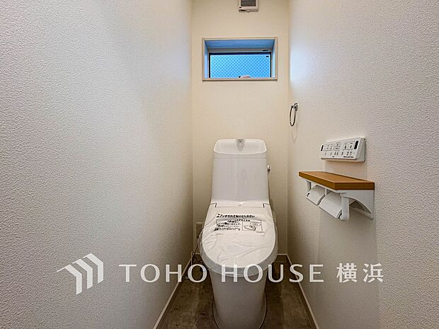 換気と明るさに配慮した、清潔感溢れるトイレ。落ち着いた空間で安らぎのひとときをお過ごしいただけます。