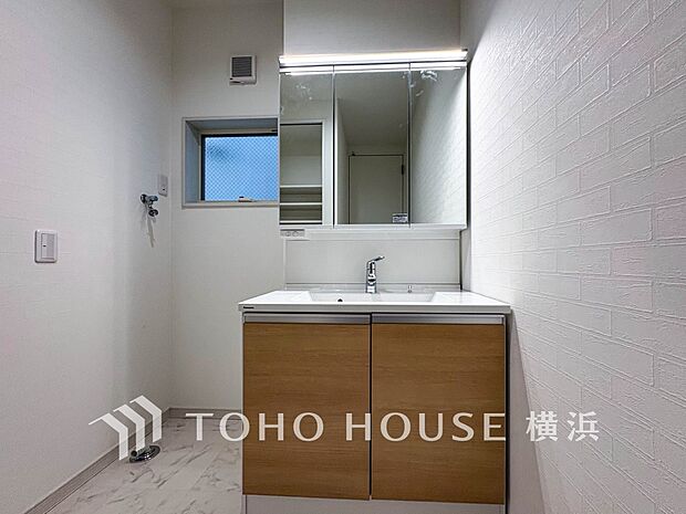 ハンドシャワー付きの洗面化粧台。朝の忙しい時間にも、手早く身支度を整えられそうです。