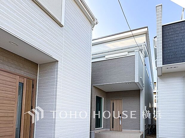 爽やかな青空の下に贅沢なほどに降り注ぐ陽光、豊かな居住性と、クオリティが見事に調和した住空間。