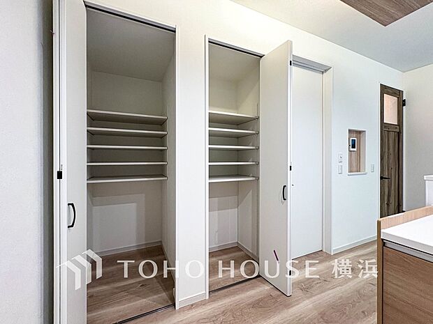 パントリーには缶詰や調味料などの食品類、かさばるペーパーやラップ類をまとめて収納できます。