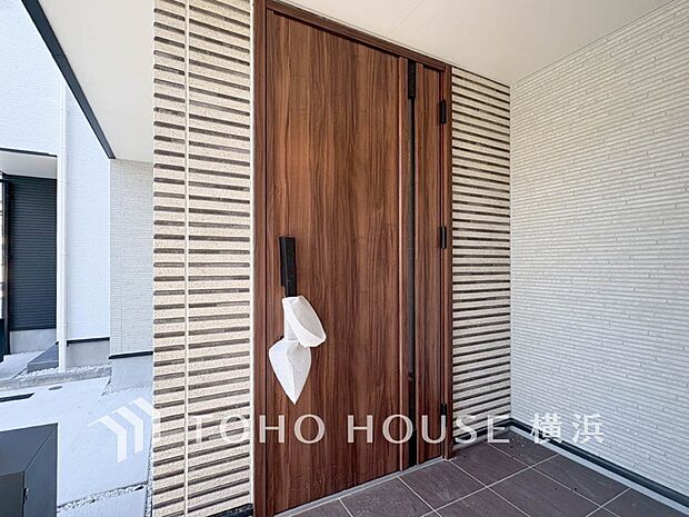 お住まいの顔となる玄関。住まう方のプライドを満たすクオリティを備えています。 