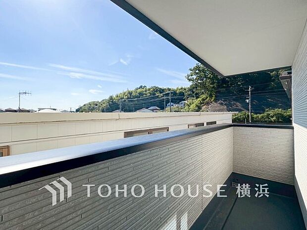 休日にまとめてお洗濯される方も安心のバルコニー。