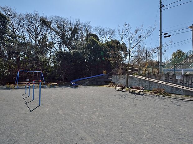 飯島長谷公園　350m　眺めの良い高台の公園。木々が茂り、夏には木陰も多くなり団地内の子供達の楽しい遊び場となっています。 