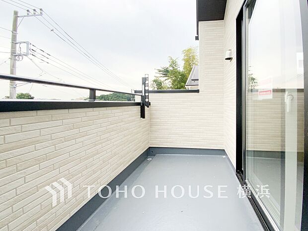 太陽の恵みをたっぷりと受けて、洗濯物も気持ちよく干せそうです。(2号棟)