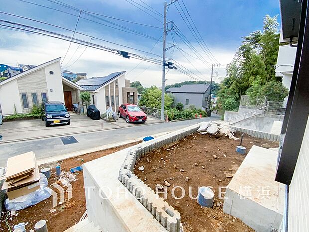 毎日の暮らしの中に癒しを与えてくれるお庭スペース。(2025年10月撮影)