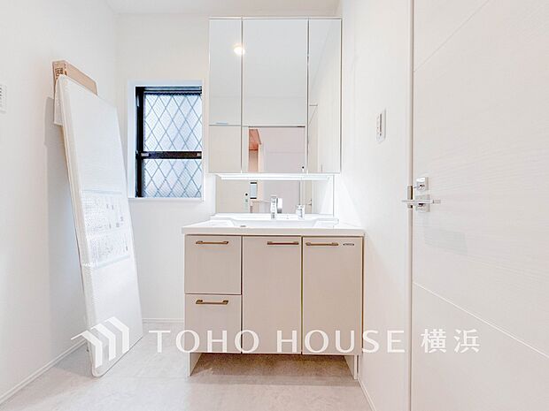 収納たっぷりの洗面台。毎朝身支度で活躍するスペースです。