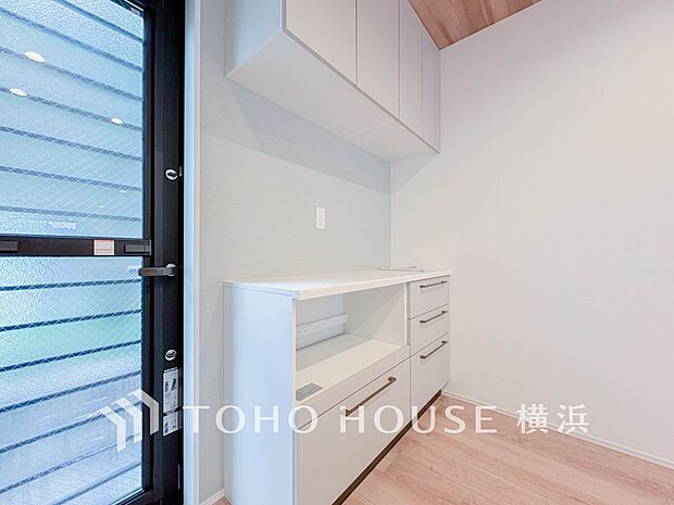 キッチンには大容量の収納が備え付けられ、スペースも十分にございます。 