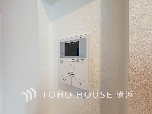 誰が来てもわかる様にモニター付きインターホンを設置。快適と安らぎを合わせた優しい設計。 