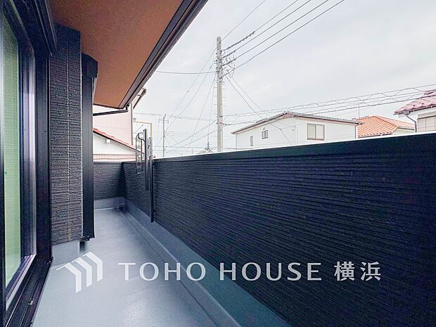 心地よい陽射しや暖かな風を楽しむことが出来るバルコニー。