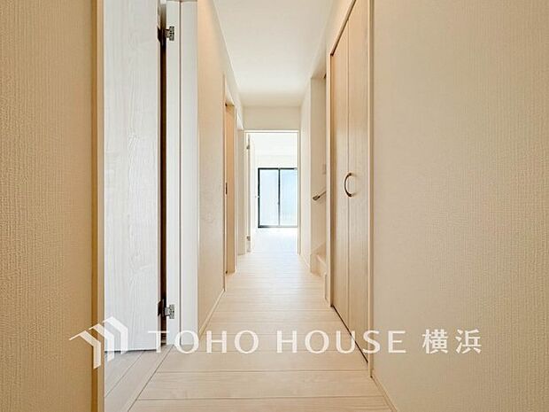 清潔感漂う廊下。各お部屋をつなぐ主要空間として美しく存在しています。