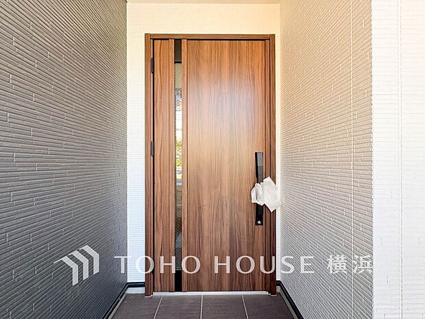 お住まいの顔となる玄関。住まう方のプライドを満たすクオリティを備えています。 