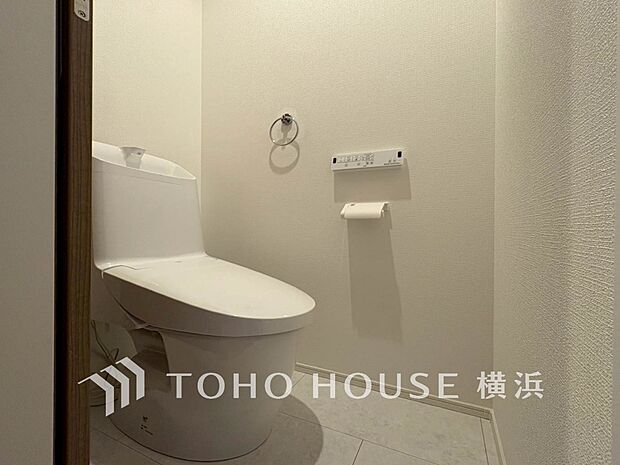 清潔感溢れるトイレ。落ち着いた空間で安らぎのひとときをお過ごしいただけます。
