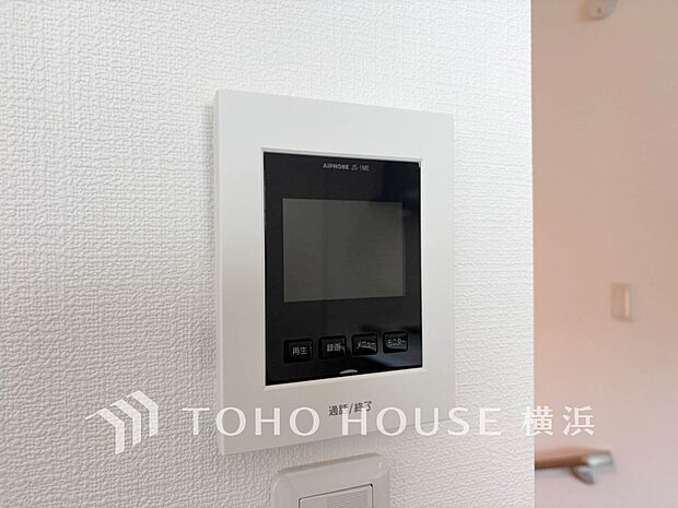 誰が来てもわかる様にモニター付きインターホンを設置。快適と安らぎを合わせた優しい設計。