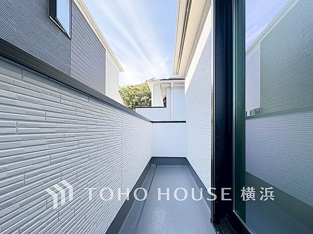 休日にまとめてお洗濯される方も安心のバルコニー。