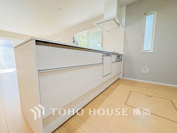 明るい自然光が入るキッチン。家族そろってキッチンに立っても調理がしやすく余裕の広さ。