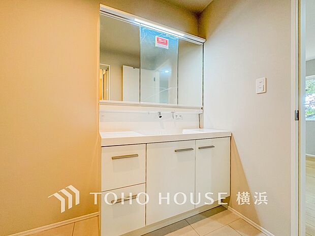 収納たっぷりの洗面台。毎朝身支度で活躍するスペースです。