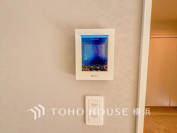 誰が来てもわかる様にモニター付きインターホンを設置。快適と安らぎを合わせた優しい設計。