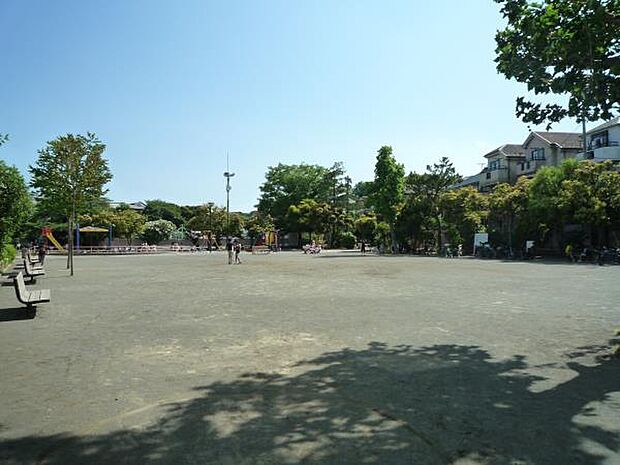 岸谷公園　600m　春はお花見、夏はプールでお楽しみいただける公園です。夏の期間、市営の屋外プールが営業します。 